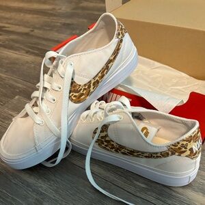 BRAND NEW - Size 9 Nikes